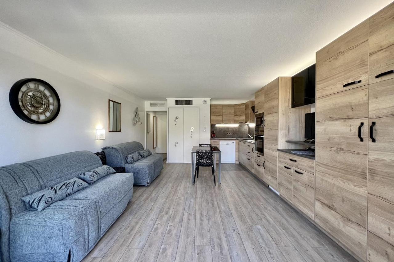 With Balcony Located In * Fréjus