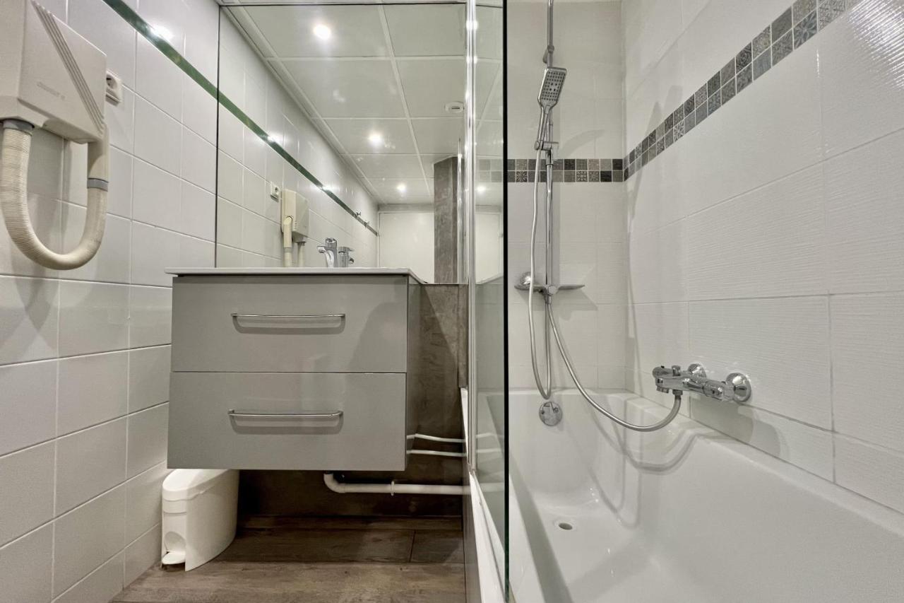 With Balcony Located In Apartment Frejus